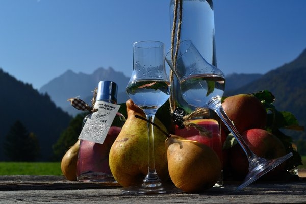 http://eugeorgia.info/uploads/video_news/Грузинская фруктовая водка продается в Австралии